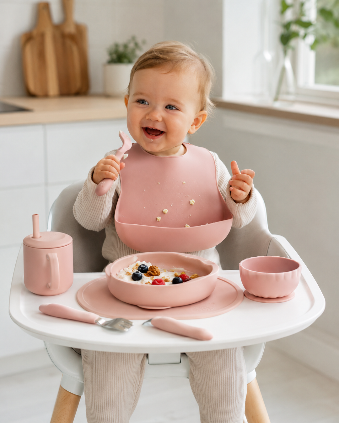 Baby beim Essen mit dem Schlemmerheld Silikon Ess-Set in Hellrosa
